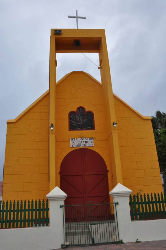 Igreja católica (pintada apropriadamente)em Oranjestad, Sint Eustatius - Caribe